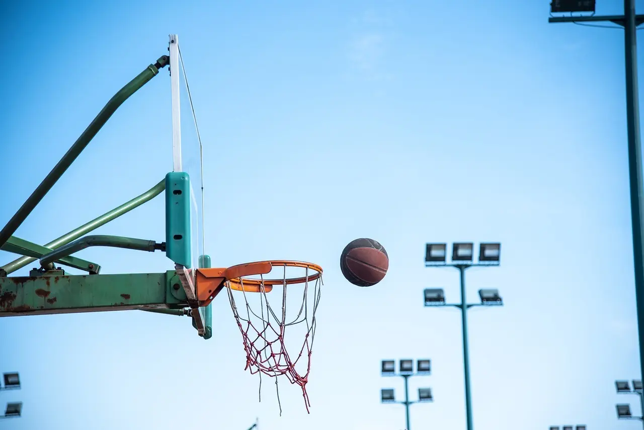 Basketball på vej mod kurven