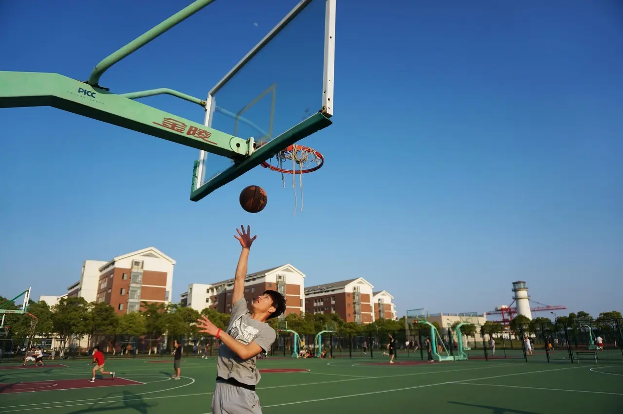 Basketballspiller laver layup