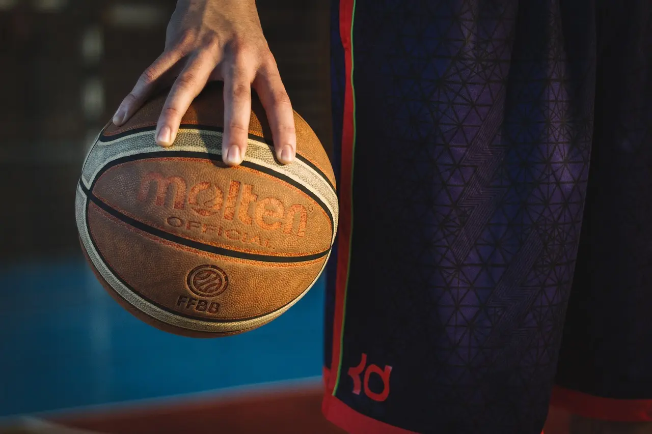 Hånd der holder en basketball