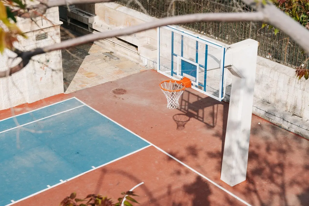 Udendørs basketballbane med kurv